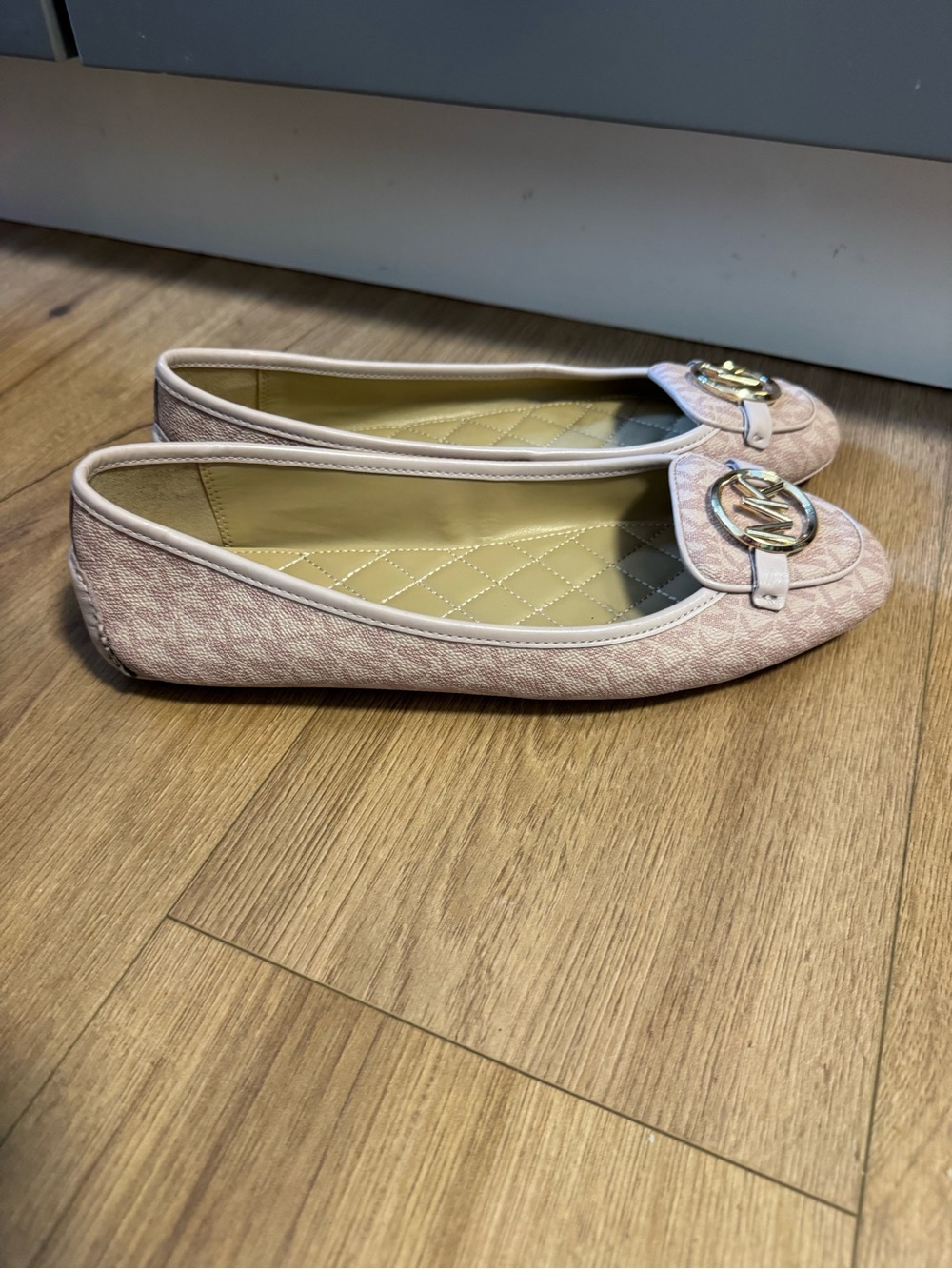 Michael Kors light Pink and Gold MK Logo Quilted Ballet Flats - Picture 3 of 8